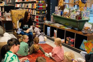 Thank you to the wonderful booksellers at the beautiful new Harry Hartog in Tuggeranong for inviting me to do a storytime session in celebration of their recent opening. We had a gorgeous huddle of kids and it was so lovely meeting them all and signing lots of books. A particular shout out to Yusuf from Bonython Primary who is going to be taking my place in a few years time with his own stories!

@harryhartogbookseller @ekbooksforkids @walkerbooksaus #kidlit #kidsbooks #readingtime #storytime #picturebooks #elephantlove #penguinlove #childrensbooks #australiankidlit #australianchildrensbooks #bonythonprimary